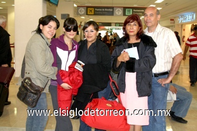 20022009 Yadira Cabral y Raquel García viajaron a canadá y las despiden Vanessa, Jaime y Blanca.