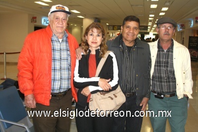 28022009 Carlos Machado y Maricela Duarte viajaron a México y los despidieron Rodolfo Duarte y Fernando Casillas.