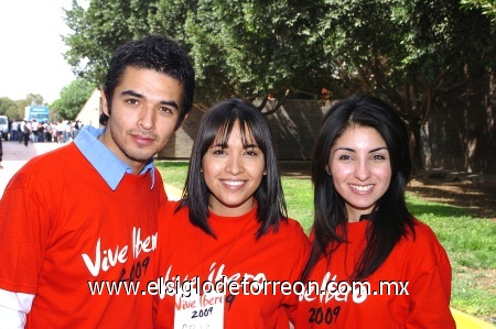 28022009 José Luis Hernández, Cristina Hernández y Alexy Correa, en pasada actividad de la UIA Laguna.