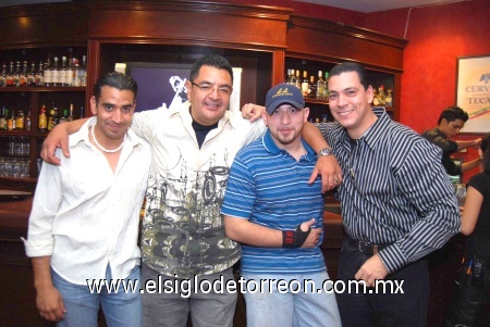 28022009 Amigos. Ricardo Z., Ricardo A., Roberto y Mony, durante la agradable noche musical.