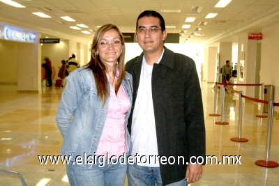 27022009 Ernesto y Adriana García viajaron a la Ciudad de México.