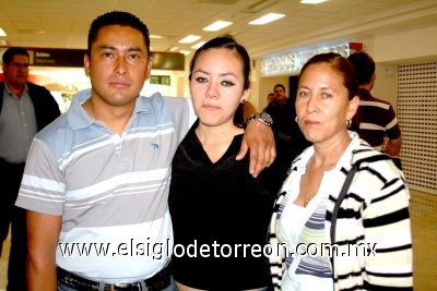 27022009 Víctor Caldelas S. viajó a México y lo despidieron Paloma y Yadira Valles.