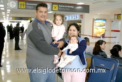 27022009 Ricardo Dillon Ruiz y Josefina Lechuga de Dillon junto a los pequeños Angélica y Raúl.