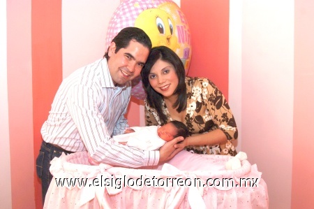 02032009 Hogar dulce hogar. Inés Gabriela bien dormidita y junto a sus papás Osvaldo y Lyzeth González.