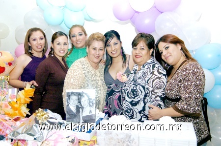 01032009 María Ángeles junto a su futura suegra Rosa Margarita Ramírez de Favela, sus futuras cuñadas Janeth, Ivonne y Lupita Favela, su mamá Celia Velez de Esparza y su hermana Ana Cecilia Esparza.