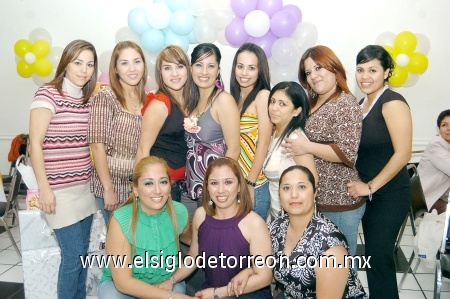 01032009 La festejada en su fiesta prenupcial acompañada por sus amigas y familiares Siberia, Priscila, Verónica, Rocío, Paloma, Cecilia, Ivette, Ivonne, Janeth y Vero.