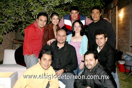 01032009 Alegre fiesta. Gilberto Ríos celebró su cumpleaños acompañado por Verónica Acevedo, Rocío Muñoz, CEsar Partida, Saúl Martínez, Pablo Mesta, Jairo Dávila, Enrique Y. y Aldo Ayala.