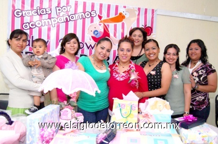 01032009 Familiares y amigas acudieron a felicitar a Eneida y le llevaron muchos regalos para su bebé.