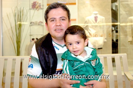 01032009 Luis Miguel Azpiazu Serrano y Luis Azpiazu Estrada, durante un agradable paseo por un centro comercial de Torreón.