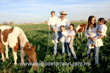 01032009 Martín Ortiz y Libia Alcantar de Ortiz, con sus hijas Fer, Dany, Marcela e Isabel, en una fotografía tomada con motivo del Día de la Familia.