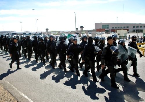 El enfrentamiento en el Centro de Readaptación Social, que duró aproximadamente unas dos horas, concluyó con la intervención de decenas de soldados, que entraron por aire desde dos helicópteros desde los que se lanzaron con cuerdas, y de policías antidisturbios que lanzaron gases lacrimógenos.