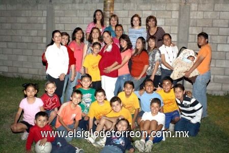 03032009 Muy felicitada.  La festejada en la compañía de sus invitados entre ellos chiquitines que forman parte del equipo de fútbol del Instituto Francés de La Laguna.