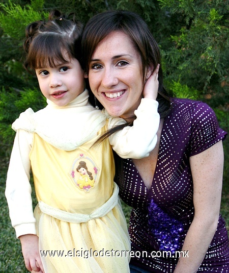 03032009 Mary Sofi Cruz Alarcón, en su cumpleaños  junto a su mamá Mónica.