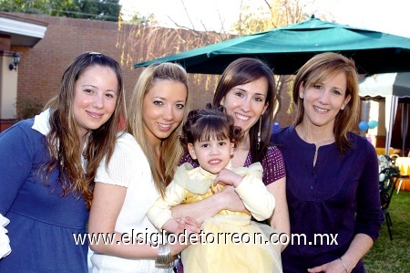 03032009 En familia. Celebraron los tres años de vida de Mary Sofi, la acompañan su mamá Mónica Alarcón de Cruz, sus tíasAdriana y Mariana, así como su abuela Adriana Dávalos.