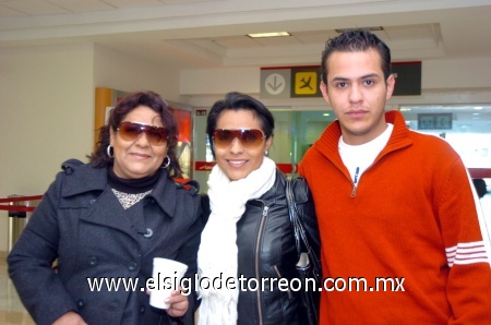 03032009 Feliz viaje. Hebe Morales Hernández, Oralia Hernández López y Guadalupe Martínez.