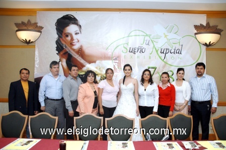 04032009 Reunidos. Julio Lecofiure, Alejandro Ramos, Jesús Chávez, Irma Reza, Nancy Ramírez,  Blanca Valdés, Alejandra Torres, Sarita Gil y Hugo Frayre, algunos de los expositores de 'Tu Sueño Nupcial Exhibición' acompañados de la modelo Yamil Olaguer.