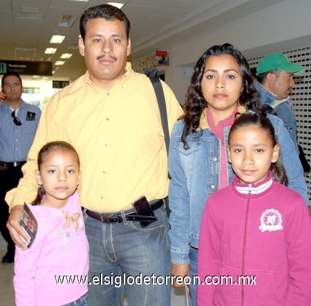 04032009 Jorge Fierro viajó a México y lo despidió su esposa Maria Elena y sus hijas Rosario y Jaqueline.