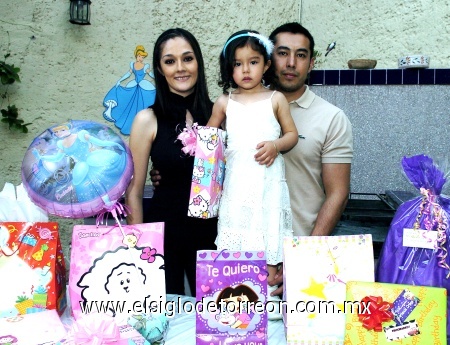 07032009 De fiesta. Valentina en su mesa de regalos acompañada de sus papás  Mariel Velasco de Castro y Ariel Castro.