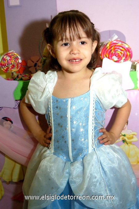 07032009 Celebraron recientemente los tres años de vida de Isabella Nava Adame, quien lució un lindo vestido como sus personajes de princesas favoritos.