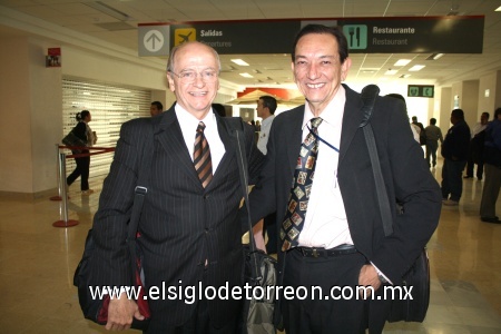 07032009 Ricardo Zermeño llegó del Distrito Federal y lo recibió Víctor Hernández.