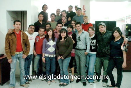 05032009 Alumnos de la Universidad UNIDEP, quienes recientemente visitaron las instalaciones de El Siglo de Torreón.