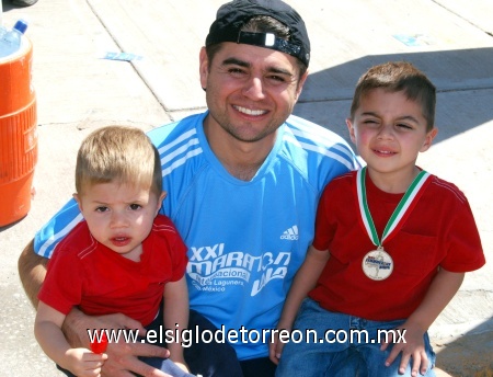 05032009 Mauricio González Villalobos con sus hijos Patricio y Diego.