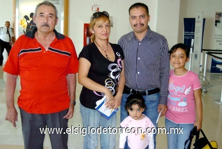 05032009 Mario Ibarra viajó a Los Ángeles y lo despiden Elizabeth de Ibarra, Sarahí, María y Juan Ibarra.