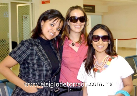 05032009 Gaby Palacios, Ángeles Vela y Angélica Cavazos en el aeropuerto.