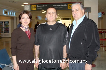 06032009 El señor Marcel viajó a Méxicoy lo despidió la familia Karam.