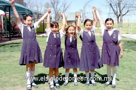 08032009 Mujercitas. Andrea, Karol, Andrea R., Ana Lucía y Paulina, alumnas del Colegio San Luis, felices por la conmemoración del Día Internacional de la Mujer.