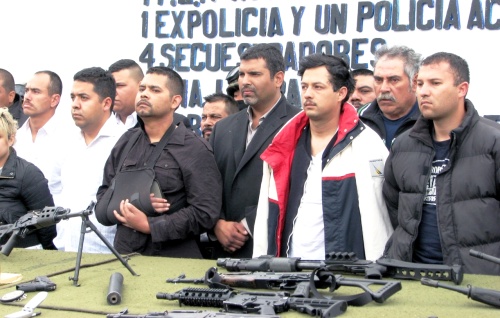 La Sedena detalló que Jácome Gamboa, y al momento de su detención 'portaba una pistola calibre 9 mm., con cachas chapeadas al parecer de oro y en relieve la imagen de la santa muerte en ambos costados, así como las siglas ‘TEO’ y ‘3 LETRAS’ a los costados del cañón'.