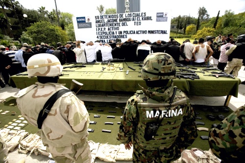 Entre los detenidos están dos agentes estatales en activo: Francisco Daniel Flores, de 28 años, quien se identificó como miembro de la Policía Estatal Preventiva, y Ricardo Flores, de 33 años, y policía ministerial de Baja California, estado al que pertenece Tijuana.