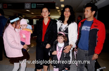 09032009 Marcela Sámana llegó desde Morelos y la recibió la familia Gutiérrez.