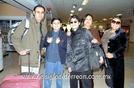 10032009 Homenajeado. Para recibir un premio, David López viajó a México, lo acompañaron familiares.