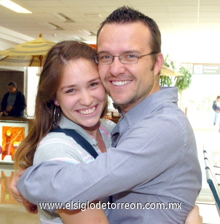 11032009 Georgina Vaca y Luis Siliceo llegaron de un viaje realizado al Distrito Federal.