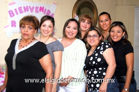 12032009 Fiesta de canastilla. Edith junto a su familia: Alma Rosa Rodríguez, Dolores, Susana Hernández, Cristina Sandoval, Vania Camarena y Gloria.