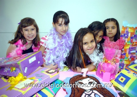 12032009 Lorenza en la compañía de Isabel, Samia, Martha y Andrea.