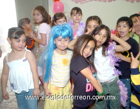 12032009 Cumpleaños. La linda festejada en la fotografía del recuerdo con varios de sus invitados quienes jugaron con ella y le llevaron muchos regalitos.