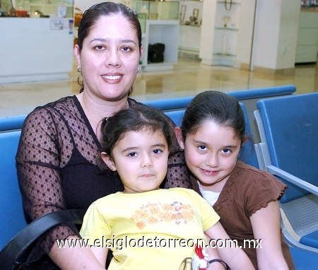 12032009 Ángela, María y Kereny Bernal en espera de un familiar en el aeropuerto procedente de Puebla.