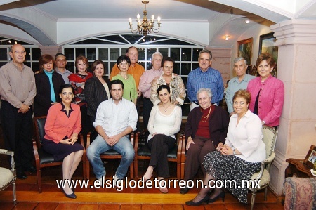 14032009 Grata velada. Luis Alfonso y Elena acompañados de familiares que los festejaron por su cercano enlace matrimonial. La pareja se encuentra feliz y ha recibido buenos deseos.