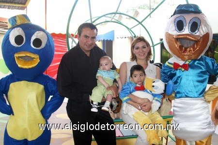 14032009 Sebastián Tejada Márquez fue festejado al cumplir tres años con una piñata organizada por sus papás Édgar Tejada e Iris de Tejada, así como por su hermanito.