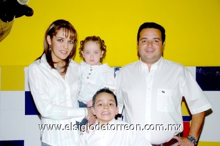 13032009 José y Érika Herrera le organizaron una fiesta a su pequeña Natalia, la acompaña su hermano Pepe.