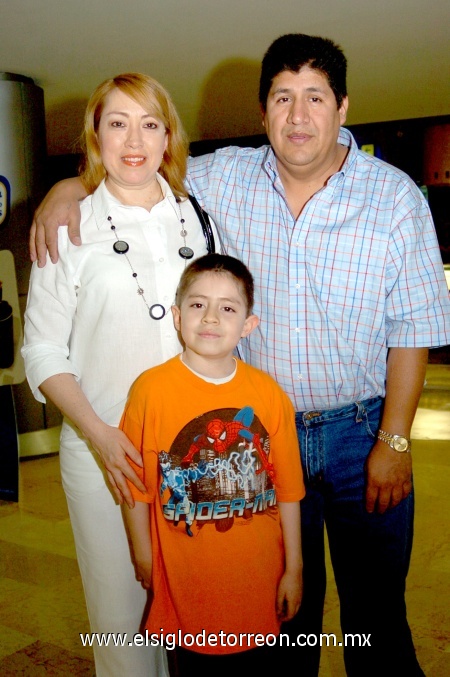 13032009 Elena Zúñiga, Javier Cruz y Gustavo Alonzo disfrutaron de un paseo por el mall.