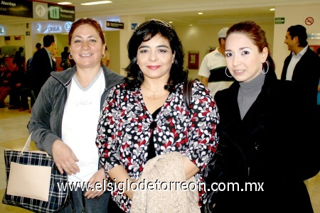 13032009 Fabiola Ulloa y Juana M. Ulloa viajaron con destino a México y fueron despedidas por Cynthia Castillo.