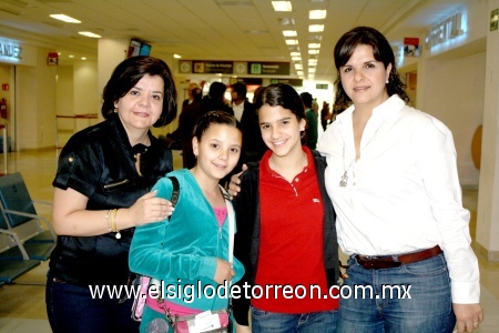 13032009 Marlene Juan Marcos, Maite Belausteguigoitia viajaron a México y fueron despedidas por sus mamás Lenis González y Cristina Giacomán.