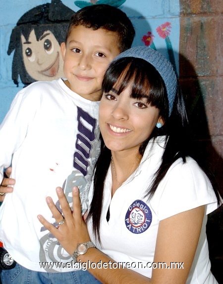 17032009 Sergio Ruiz junto a su maestra Marce de la Cruz, el día de su fiesta de sexto cumpleaños.