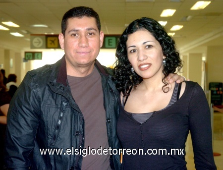 17032009 César Flores viajó a Celeya y lo despidió Karla Lugo.