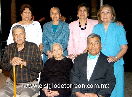 18032009 Hermosa madre y abuelita. Doña Soledad en la compañía de sus hijos: Luis, Pedro, Martha, María Cruz, Celia y María de la Luz.