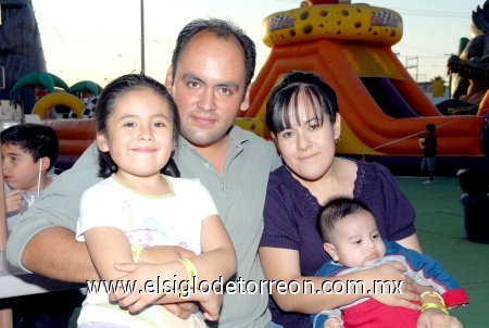 18032009 Francisco Villalobos, Karla de Villalobos, Montse y Paquito.