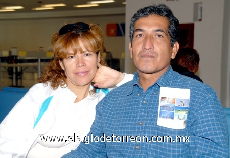 18032009 María Soledad Sifuentes despidió a Jorge Aguilar quien viajó a Veracruz.